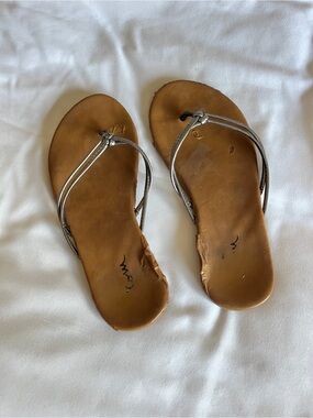 Women's Silver Metallic Strappy Sandals Flip Flops Tan Leather Footbed Size 5.5